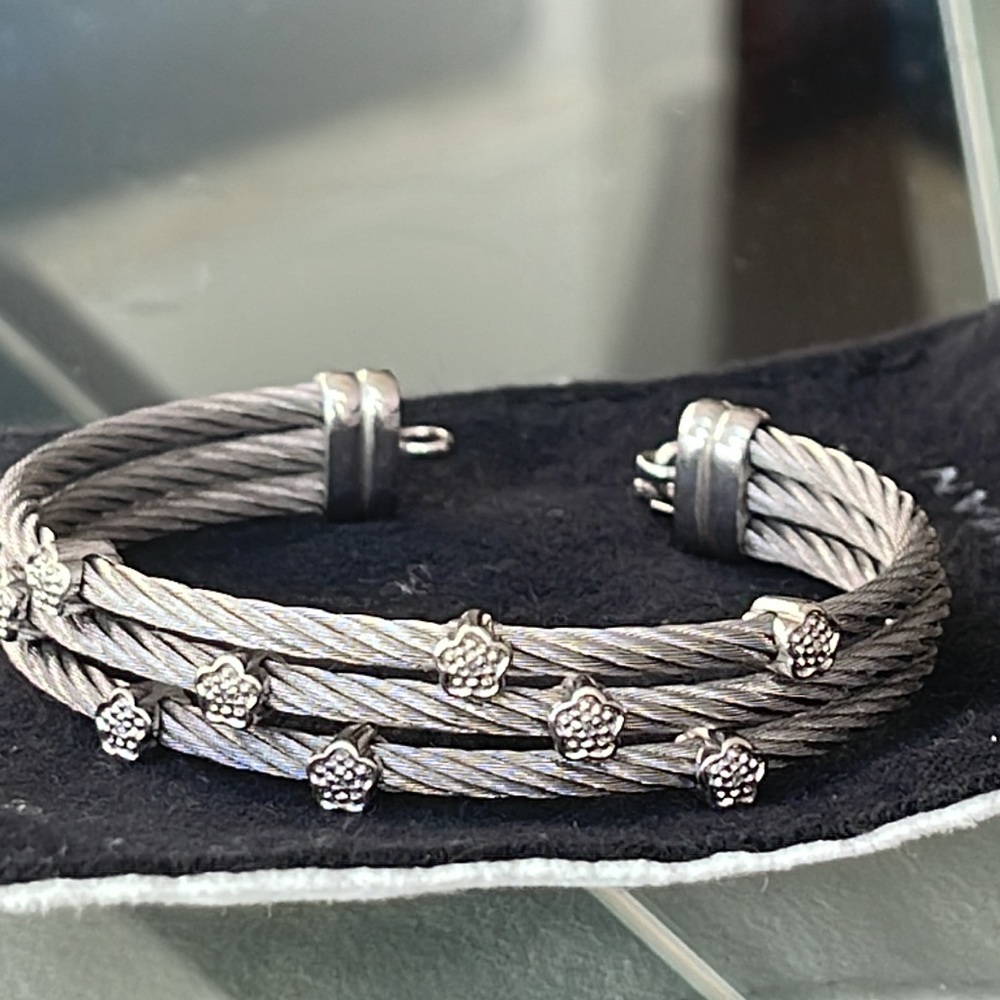 Beautiful triple cable bracelet with flowers 💎 🌸 . - Picture 2 of 5